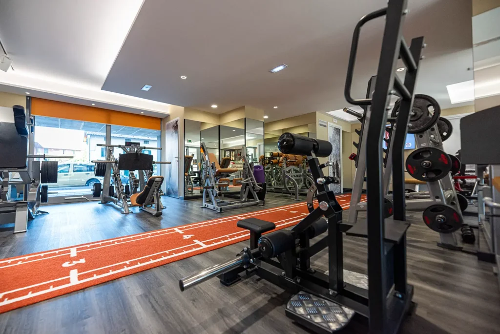 Postazioni di allenamento nella palestra MLMAX di Perugia